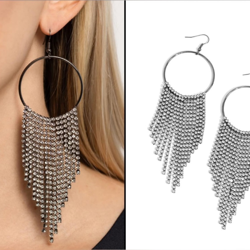Elegant Black Streamlined Shimmer Earrings. NWT